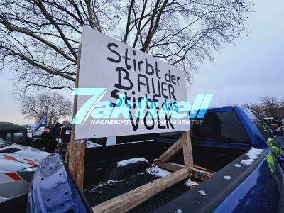 Zahlreiche Demonstranten sammeln sich am Wasen - Korso in die City - AFD mit Protestbanner gegen CO2-Steuer mit dabei