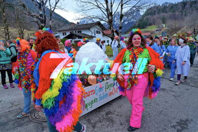  Großer Ramsauer Faschingsumzug, rund 3500 Menschen kamen ins Bergsteigerdorf und verwandelten den Ort in eine Partymeile 