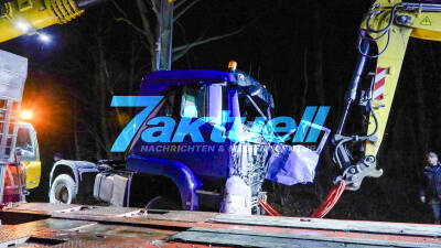 40 Tonner prallt frontal gegen Baum  - Fahrer schwerverletzt: aufwendige Bergung (on Tape)