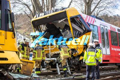 Verheerender Stadtbahn-Crash: Stadtbahn kollidiert mit stehendem Zug - eine Person reanimiert - 15 Personen teils schwer verletzt