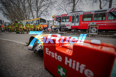 Verheerender Stadtbahn-Crash: Stadtbahn kollidiert mit stehendem Zug - eine Person reanimiert - 15 Personen teils schwer verletzt