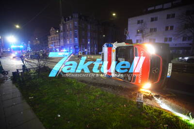 Rettungswagen crash bei Einsatzfahrt im Kreuzungsbereich - Rettungswagen umgekippt - Großeinsatz in Stuttgart