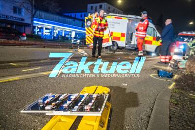 Rettungswagen crash bei Einsatzfahrt im Kreuzungsbereich - Rettungswagen umgekippt - Großeinsatz in Stuttgart