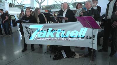 Letzte Generation geht am Flughafen Stuttgart mit neuer Protestform an den Start - Gesänge , Banner, Seifenblasen - Kritik wurde auch an NATO geäußert