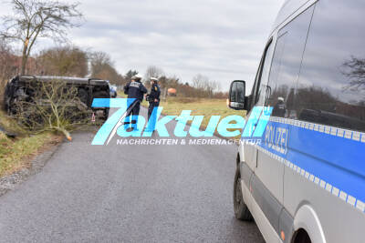 Gegen Baum geprallt und auf Seite gelegt