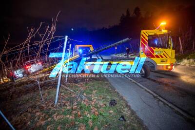 PKW fährt in Weinberg und bleibt stecken - Komplizierte Bergung