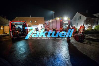 2 Verletzte nach Kohlenstoffmonixid-Alarm in Mehrfamilienhaus: Feuerwehr muss Gebäude belüften