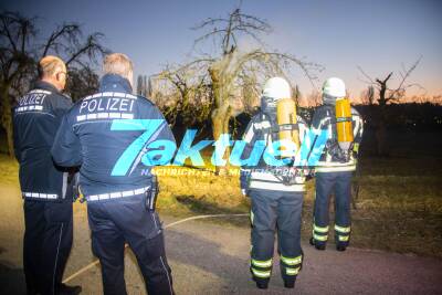 Jugendliche zünden Baum an