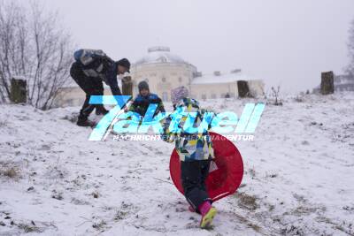 Erster Schneefall in Stuttgart - Und schon sind die Schlittenfahrer und Rodler am Schloss Solitude