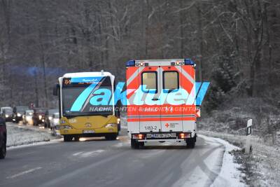 Glätteunfall: Toyota-Fahrerin kommt von Straße ab und landet auf dem Dach