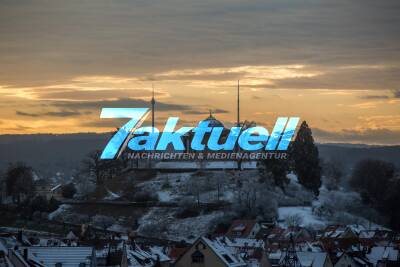 Grabkapelle stimmungsvoll bei Schnee und Sonnenuntergang in Kombination mit dem Fernsehturm