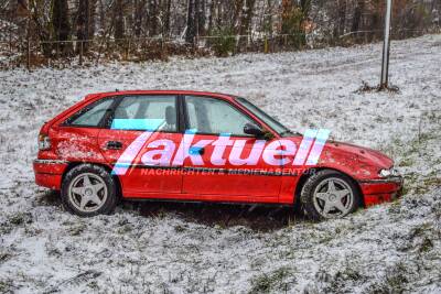 RLP: PKW überschlägt sich aufgrund Schneeglätte - Zeugen wollten helfen und verunfallen ebenfalls, 3 Verletzte bei Berg-Hagenbach