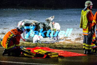 Schwerer Unfall auf B14: PKW Überschlägt sich mehrfach - Frau schwer verletzt von Feuerwehr gerettet