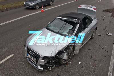 Audi rast nach Unfall in Fahrzeug von Ersthelfer - Cabrio schwer beschädigt, Fahrerin verletzt