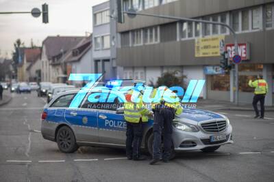 A-Klasse verliert Kontrolle, kracht gegen mehrere Autos und ein Roller, großes Trümmerfeld - Wodka-Flaschen am Fahrzeug