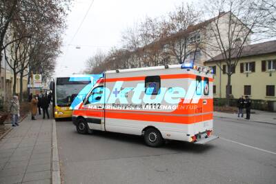 PKW gegen Person in Stuttgart Ost an der Bushaltestelle Wagen - Person leicht verletzt