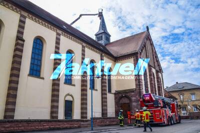 Spektakulärer Einsatz in Karlsdorf: Hubarbeitsbühne kippt gegen Kirche - 3 Personen im Korb in Gefahr - Menschenrettung durch Feuerwehr im Großeinsatz