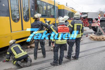 Zwei Drehgestelle einer Stadtbahn an Heilbronner Straße aus den Schienen gesprungen - Komplizierter Bergeeinsatz