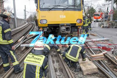 Zwei Drehgestelle einer Stadtbahn an Heilbronner Straße aus den Schienen gesprungen - Komplizierter Bergeeinsatz