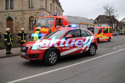 Mutmaßlicher Buttersäure-Anschlag - Gebäude geräumt, Feuerwehr im Einsatz