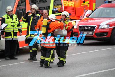 Mutmaßlicher Buttersäure-Anschlag - Gebäude geräumt, Feuerwehr im Einsatz