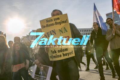 Türken demonstrieren in der Stuttgarter Innenstadt gegen das Präsidialsystem in der Türkei