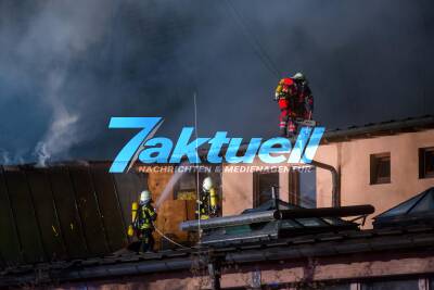 Containerbrand artet aus: Großbrand zerstört Teile des Bürgerzentrum Waiblingen - Mehrere Feuerwehren im Großeinsatz