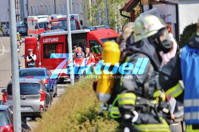 Wohnungs- und Gebäudebrand - Extreme Rauchentwicklung vor Ort - Feuerwehr im Einsatz