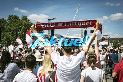 VfB-Wahnsinn auf dem Wasen - Größtes Fan-Fest aller Zeiten mit 60.000 Fans - Fans am jubeln VfB Stuttgart ist aufgestiegen