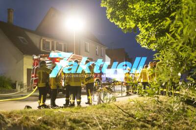 NÜRTINGEN: Flammen schlagen aus Hausdach in Wohngebiet