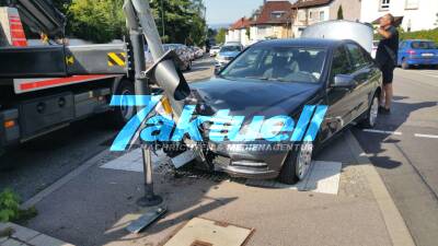 Rentnerin verliert an der Kreuzung Planck-/Pischekstraße die Kontrolle über ihr Fahrzeug und fährt gegen Ampelmast