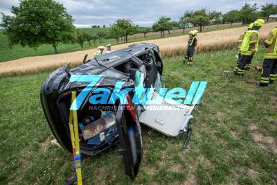 Wollte er zeigen was er drauf hat? Fahranfänger kommt mit neuem Audi A3 von Straße ab und überschlägt sich mehrfach - 13-Jährige Mitfahrerinnen schwer verletzt - Hubschrauber im Einsatz