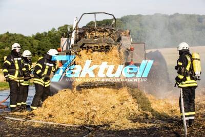 Stroh einer Ballenpresse entzündet sich - Feuerwehr löscht Landwirtschaftliche Maschine ab