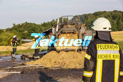 Stroh einer Ballenpresse entzündet sich - Feuerwehr löscht Landwirtschaftliche Maschine ab