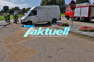 Schwerer Verkehrsunfall im Kreuzungsbereich - Transporter kippt auf die Seite - Feuerwehr Adelberg im Einsatz