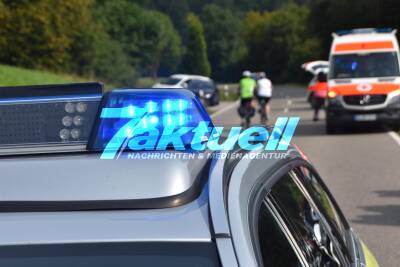 Motorrad prallt gegen Baum - Motorradfahrer mit Rettungshubschrauber ins Krankenhaus geflogen