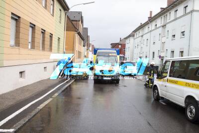 85 Jähriger verliert in Heilbronn Böckingen die Kontrolle über sein Fahrzeug und knallt gegen eine Hauswand und verletzt sich leicht