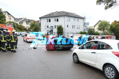 Neugereut Schwerer Verkehrsunfall mit mehreren Fahrzeugen - Auto liegt auf Seite