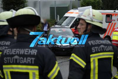 Neugereut Schwerer Verkehrsunfall mit mehreren Fahrzeugen - Auto liegt auf Seite