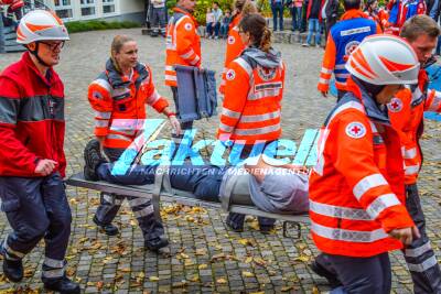 ÜBUNG: Amoklauf an Schule in Bruchsal-Helmsheim mit 13 Schwerverletzten: Grossübung der SEG-Mitte des DRK