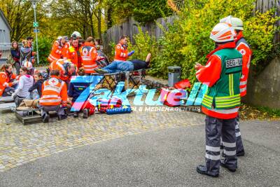 ÜBUNG: Amoklauf an Schule in Bruchsal-Helmsheim mit 13 Schwerverletzten: Grossübung der SEG-Mitte des DRK