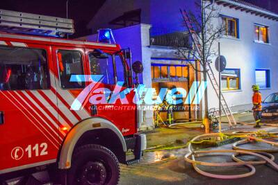 Dramatischer Brand: Garage mit PKW in Vollbrand - Feuerwehr rettet 3 Bewohner über Steckleiter - Grosseinsatz