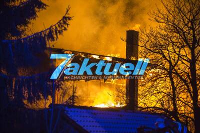 Großfeuer vernichtet Reithalle vom Degenhof: Feuerwehr kann übergreifen auf Stall verhindern - Knapp ein Duzend Pferde in Sicherheit gebracht