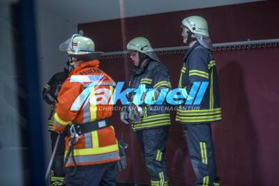 Dehnfugenbrand in der Gemeindehalle Bittenfeld: Feuerwehr versucht kniffligen Brand zu löschen - Halle evakuiert