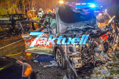 Tödlicher Massencrash auf Landstrasse: 3 Insassen in Lebensgefahr, darunter ein Kind - Verheerendes Trümmerfeld