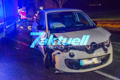 Renault rast in VW: Schwerer Unfall nach Vorfahrtsmissachtung - 2 Verletzte - Feuerwehr und Rettungsdienste im Einsatz