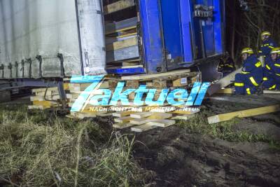 THW sichert umfallenden Trailer: LKW fährt alte Straße nach Welzheim auf und bleibt stecken und droht umzufallen