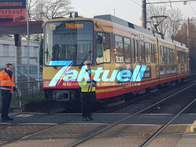 Schwerer Straßenbahnunfall in Karlsruhe: Person wird von Bahn erfasst und schwer verletzt - Grosseinsatz Rettungskräfte