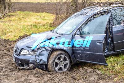 Schwerer Frontalcrash auf Kreisstrasse fordert 2 Verletzte: Audi kracht in Peugot, schleudert in Acker und prallt gegen Baum - Philippsburg