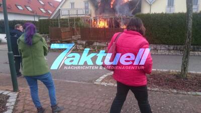 Senior wollte Wasser auf Gasherd abkochen - Flammen griffen von Balkon auf Haus über - evtl. Defekt an Gasleitung